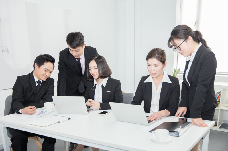 燦源裝飾設(shè)計團隊簡介 為客戶打造適合的辦公空間
