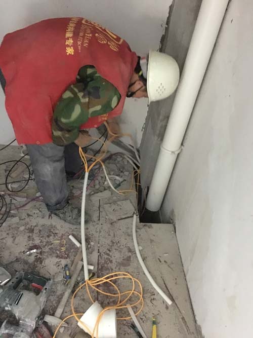 電工拉閣樓弱電線(xiàn)路